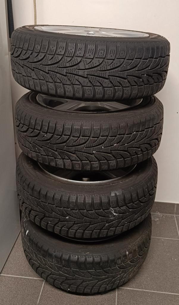 4 winterbanden met Zanten en statief, Auto-onderdelen, Banden en Velgen, Band(en), Winterbanden, 15 inch, Ophalen