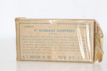 US WW2 " 4" Bandage Compress" sous cellophane fermé. disponible aux enchères