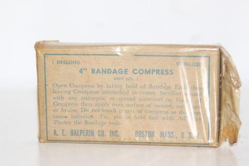US WW2 „4" Bandage Compress” in gesloten cellofaan., Verzamelen, Militaria | Tweede Wereldoorlog, Landmacht, Kleding of Schoenen