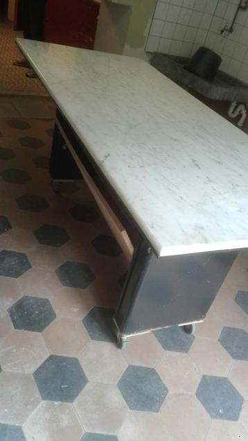 tafel met marmeren bovenblad beschikbaar voor biedingen