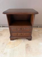 Belle table de chevet/table d'appoint en bois classique, Antiquités & Art, Enlèvement