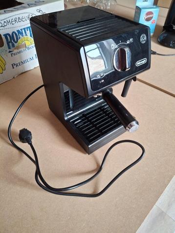 Cafetière Delonghi, Dosettes et capsules de café, Tuyau à Vapeur, 2 à 4 tasses, Comme neuf
