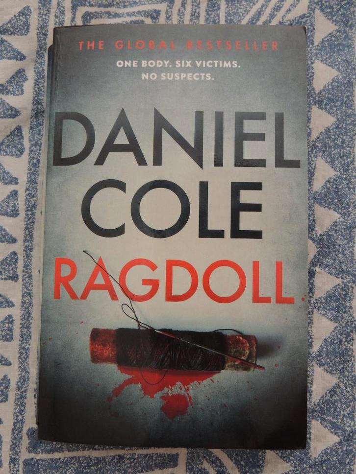 Ragdoll by Daniel Cole, Boeken, Thrillers, Zo goed als nieuw, Europa overig, Ophalen