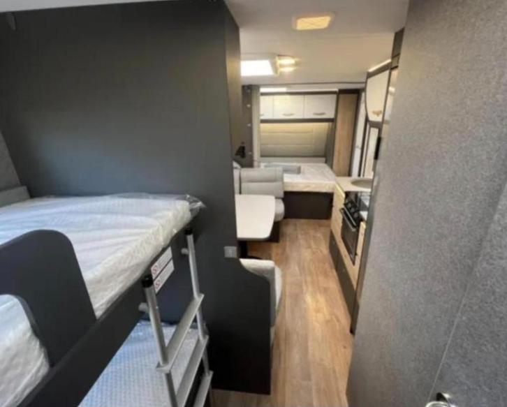 Hoogwaardige 4-seizoenscaravan voor 5 personen, Caravans en Kamperen, Caravans, Particulier, tot en met 5, 1500 - 2000 kg, Rondzit