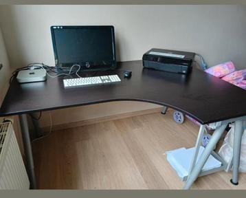 Hoekbureau beschikbaar voor biedingen