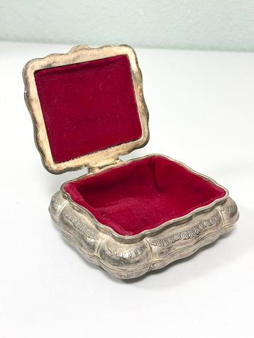 Silver Plated Vintage Jewelry Box Red velvet sieradendoos beschikbaar voor biedingen
