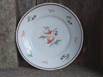 Prachtig groot antiek aardewerken schaal met mooie decoratie beschikbaar voor biedingen