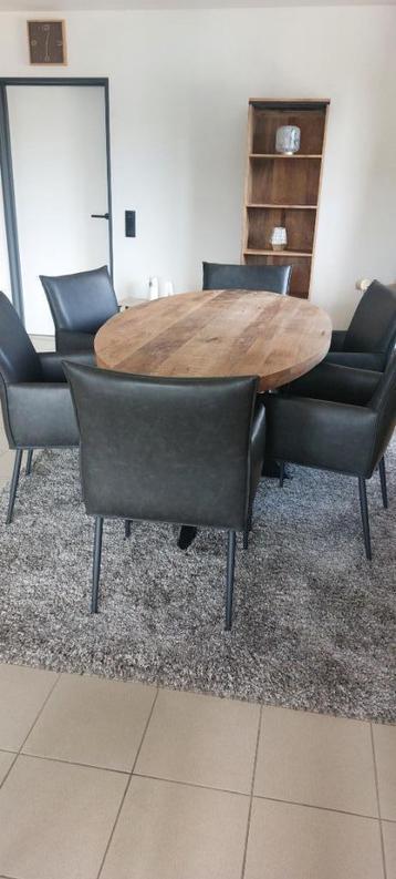 Volledig nieuwe eetkamer in mangohout beschikbaar voor biedingen