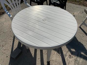 Ronde tuintafel met 2 stapel stoelen beschikbaar voor biedingen