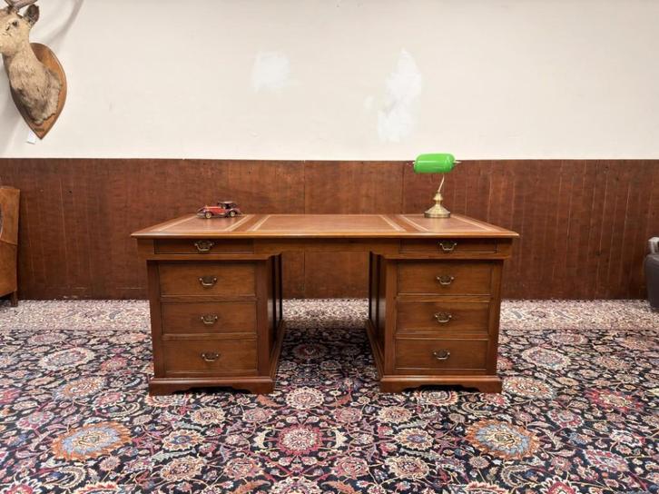Klassiek Engels Chesterfield Bureau Partnerdesk, Antiek en Kunst, Antiek | Kantoor en Zakelijk, Ophalen of Verzenden