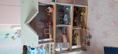 Maison de poupée en bois avec playmobile, Enfants & Bébés, Jouets | Maisons de poupées, Comme neuf, Enlèvement ou Envoi