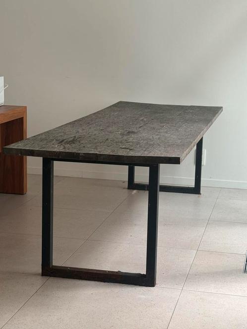 Tafel, massief eik,  stalen onderstel (verroest), Huis en Inrichting, Tafels | Eettafels, Gebruikt, Vijf personen of meer, Rechthoekig
