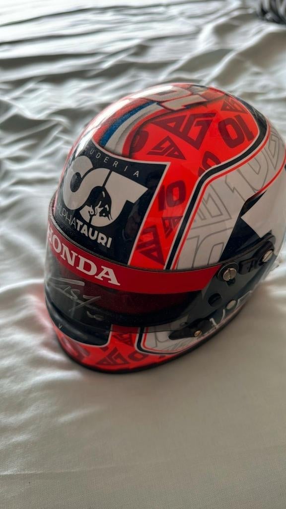 1/2  F1 Helmen, Ophalen of Verzenden