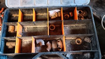 Opberbakken met sanitaire en chauffage accessoires, Enlèvement, Comme neuf