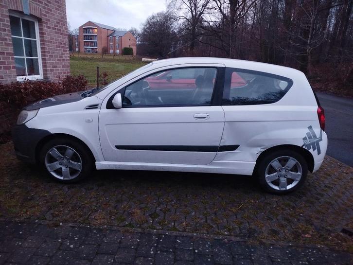 Chevrolet aveo 2009, Autos, Chevrolet, Particulier, Aveo, Airbags, Bluetooth, Radio, USB, Essence, 3 portes, Blanc, Noir, Enlèvement