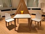 2 kinderstoeltjes + tafel (nieuw) met wolkjes of konijntje, Kinderen en Baby's, Ophalen, Nieuw, Tafel