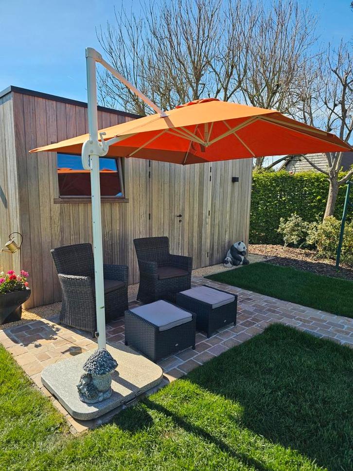 Parasol 2,70m x 2,70m, inclusief parasolvoet in graniet., Tuin en Terras, Parasols, Zo goed als nieuw, Parasolvoet, 2 tot 3 meter