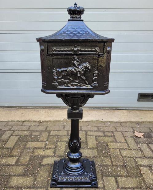 Nieuwe zwarte gietijzeren brievenbus op voet, Tuin en Terras, Brievenbussen, Nieuw, Staande brievenbus, IJzer, Ophalen of Verzenden