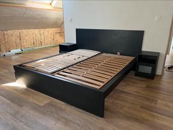 Bed 180x200 met nachtkasjes beschikbaar voor biedingen