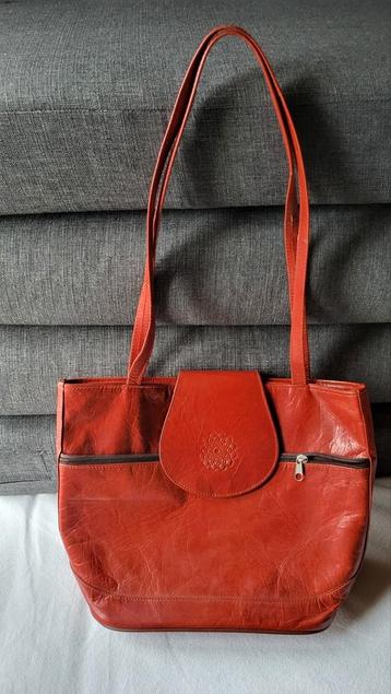 Schoudertas rood met mooie versiering beschikbaar voor biedingen