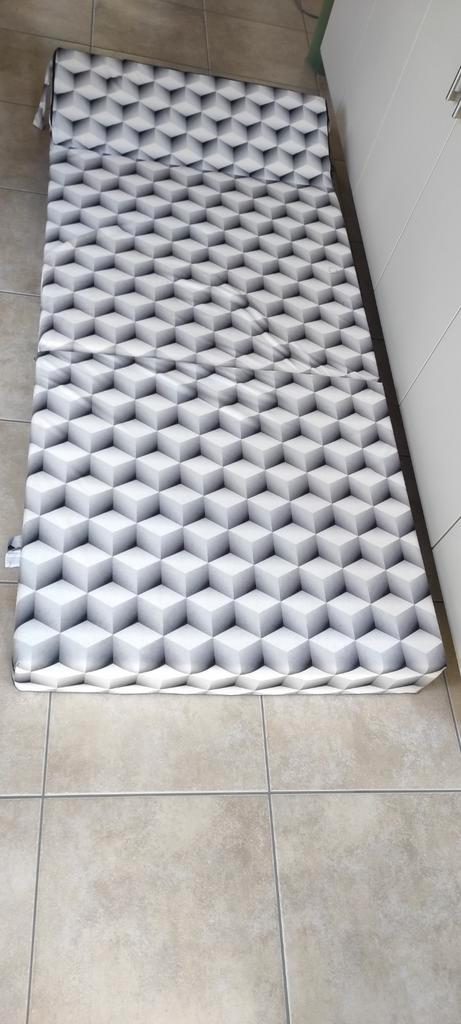 Logeermatras ,omvormbaar tot zetel, 3D kubus ,opvouwbaar mat, Huis en Inrichting, Fauteuils, Zo goed als nieuw, Ophalen