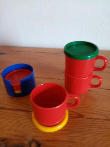 3 nieuw rood hittebestendige drinkbekers + 6 onderzetters beschikbaar voor biedingen