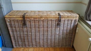 bahut en osier beschikbaar voor biedingen