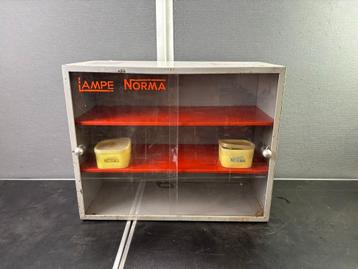 norma lampen vitrine kastje met 2 Norma doosjes beschikbaar voor biedingen