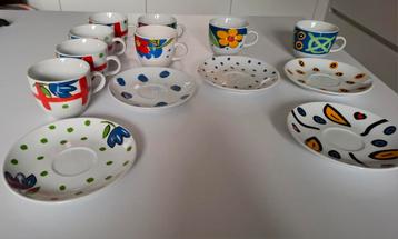Fleurige koffietasjes beschikbaar voor biedingen