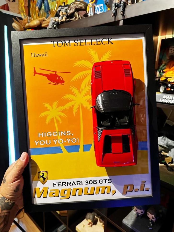 Cadre Magnum p.i. 30x40 + Ferrari 308 GTS 1:18 Burago, Collections, Jouets miniatures, Comme neuf, Enlèvement ou Envoi
