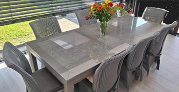 Tafel + gratis rieten stoelen beschikbaar voor biedingen