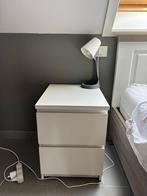 Nachtkastje IKEA + lampje, Huis en Inrichting, Slaapkamer | Nachtkastjes, Ophalen, Zo goed als nieuw