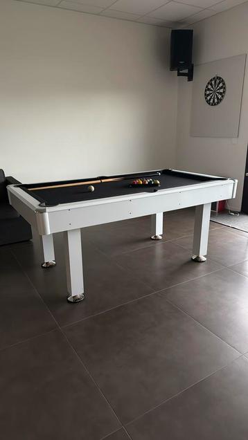 Pooltafel beschikbaar voor biedingen