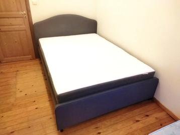 Lit Ikea Hauga 140x200cm avec tête de lit matelassée gris, d beschikbaar voor biedingen