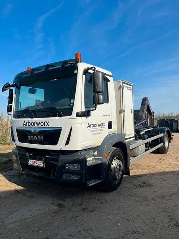 Man Containervrachtwagen beschikbaar voor biedingen