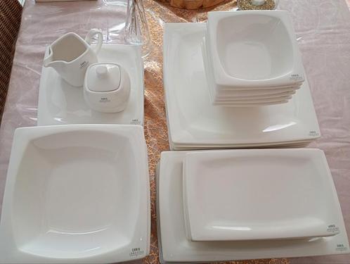 Porseleinen Servies van modeontwerpster Chris Janssens., Huis en Inrichting, Keuken | Servies, Zo goed als nieuw, Bord(en), Ophalen