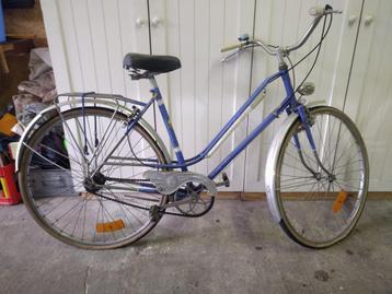Damesfiets van een onbekend merk beschikbaar voor biedingen