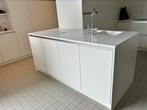 Witte keuken met eiland, Huis en Inrichting, Keuken | Complete keukens, Ophalen, Zo goed als nieuw, Composiet