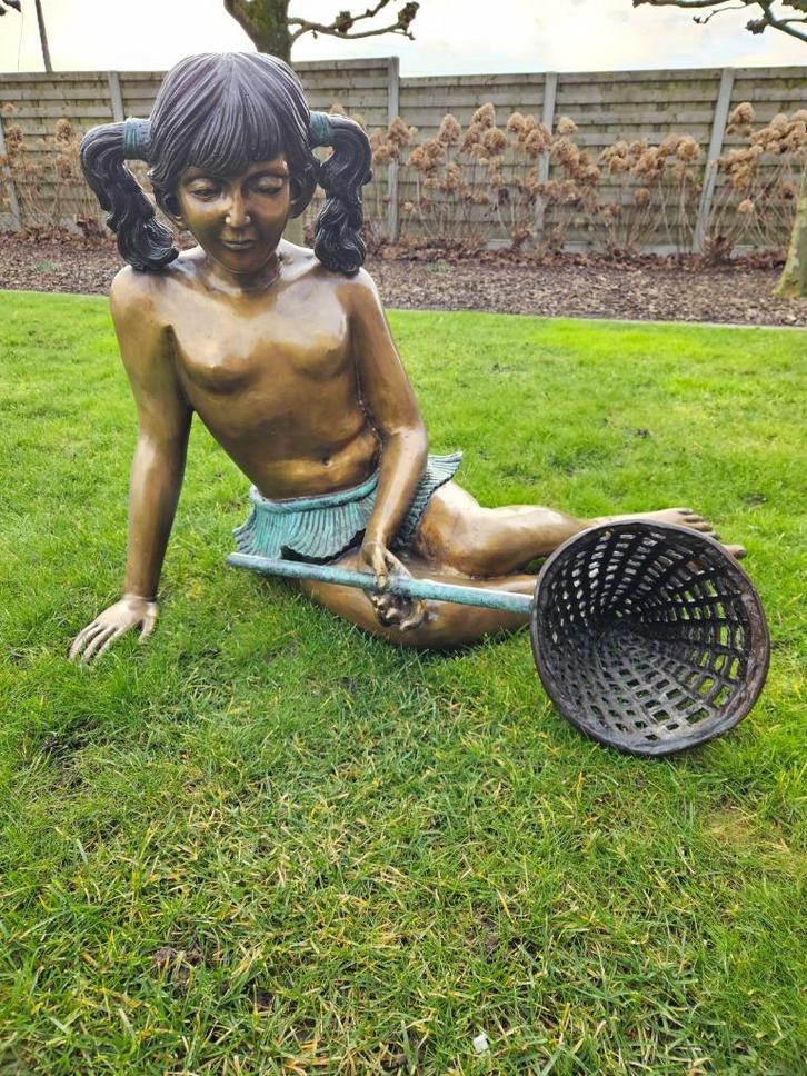 BRONZEN MEISJE MET SCHEPNET GROOT ZWAAR ZEER LAGE PRIJS !!!, Tuin en Terras, Tuinbeelden, Nieuw, Mensenbeeld, Overige materialen