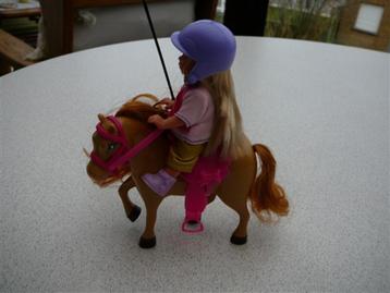 Mooi popje op pony, Kinderen en Baby's, Speelgoed | Poppen, Ophalen of Verzenden, Gebruikt, Overige typen