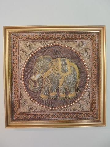 Boeddha Olifant kunst/handwerk in kader met gouddraad beschikbaar voor biedingen