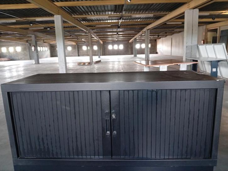 Zwarte roldeurkast met plank ( zonder sleutel), Huis en Inrichting, Kasten | Roldeurkasten en Archiefkasten, Gebruikt, Ophalen