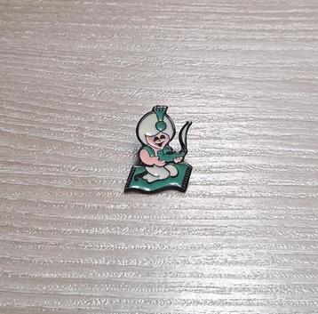 PIN - FIGUURTJE - VLIEGEND TAPIJT - TAPIS VOLANT beschikbaar voor biedingen