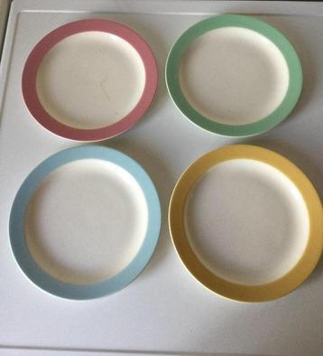 Set vintage pastelkleurige platte en diepe borden beschikbaar voor biedingen