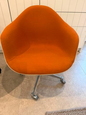 Vintage fiberglass swivel chair Eames for Herman Miller beschikbaar voor biedingen