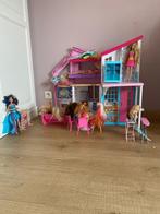 Barbie huis met poppen, Kinderen en Baby's, Speelgoed | Poppenhuizen, Ophalen of Verzenden, Zo goed als nieuw, Poppenhuis