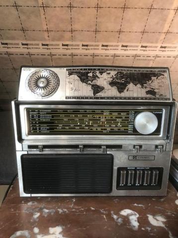 Antieke radio wereldontvanger beschikbaar voor biedingen