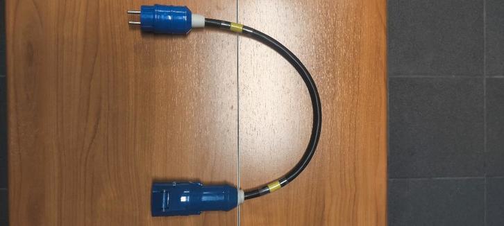 Verloopkabel Schuko => CEE female Mennekes 16A, Bricolage & Construction, Électricité & Câbles, Utilisé, Câble ou Fil électrique