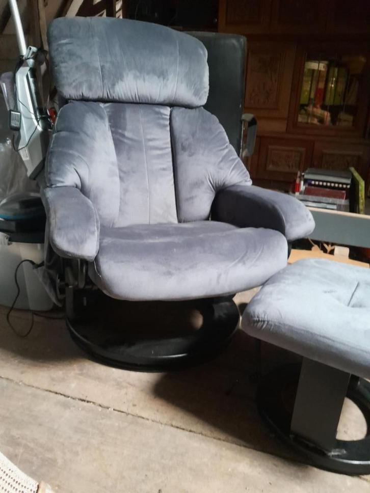 Fauteuil met voetbankje met massage, Huis en Inrichting, Fauteuils, Zo goed als nieuw, Stof, 75 tot 100 cm, Ophalen