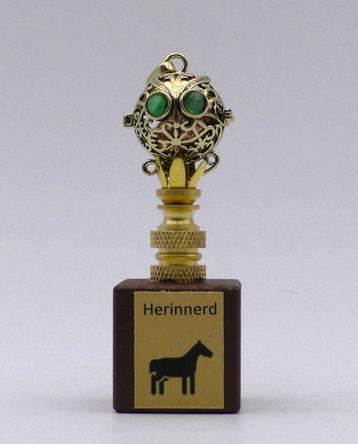 Huisaltaar Paarden Urne voor As of Haar met Smaragd juweel beschikbaar voor biedingen